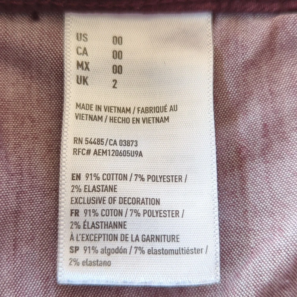 AEO Super Stretch Hi Rise Frayed Hem Shortie Cut Off Mom Shorts 00 Burgundy - Picture 5 of 13